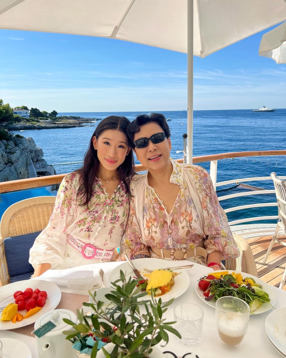 ,那些「富養心法」也成就了她講究且精緻的生活方式與穿搭。