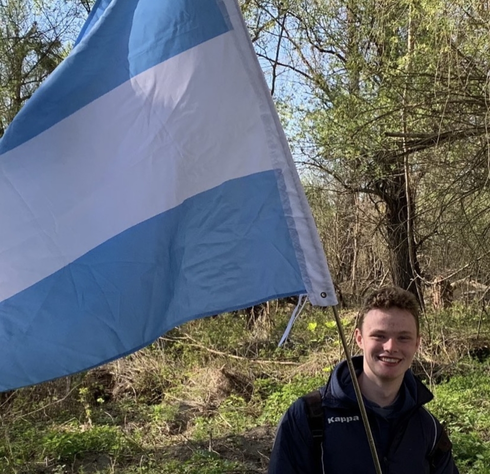 搭建憲法,設計國旗,成立內閣機構,就像在玩Roblox創造世界一樣,卻在現實中操作。