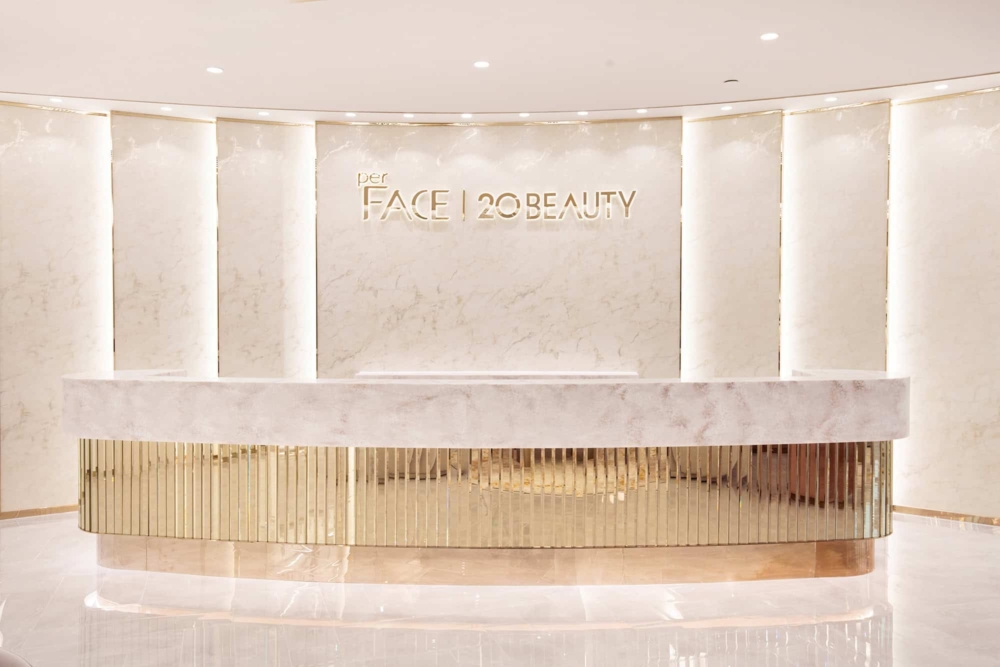 perFACE使用經美國FDA認證的「Pico enLIGHTen 皮秒激光技術」，以高速高能量的激光壓力震動，精準擊碎深淺層色斑，同時刺激膠原蛋白再生，達到高效去斑並改善膚質的效果。