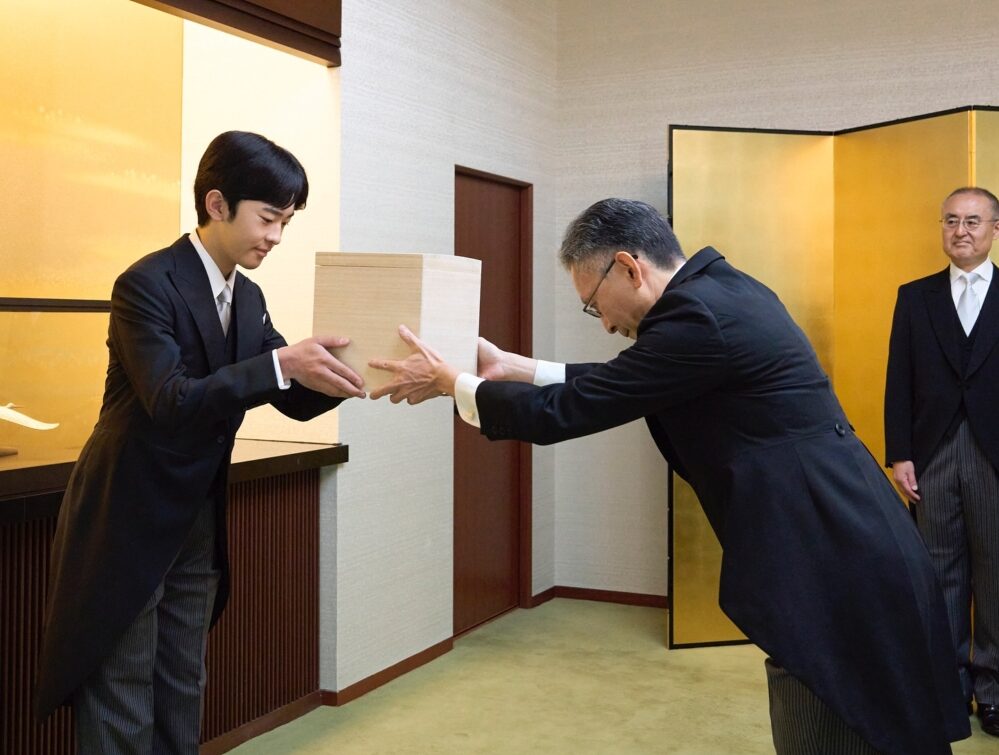 由於現行《皇室典範》僅允許男性血脈繼承皇位，自悠仁親王成年後，日本皇室內再無年幼的男性皇族