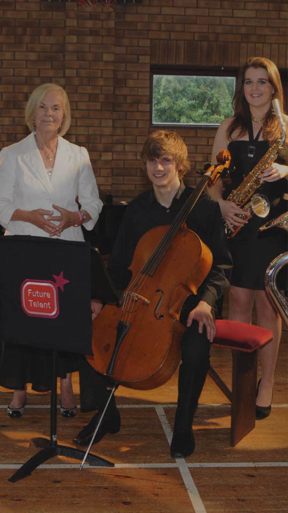 多年後，她又隱身英格蘭北部的小學音樂教室以 Mrs. Kent 的身份教孩子們唱歌