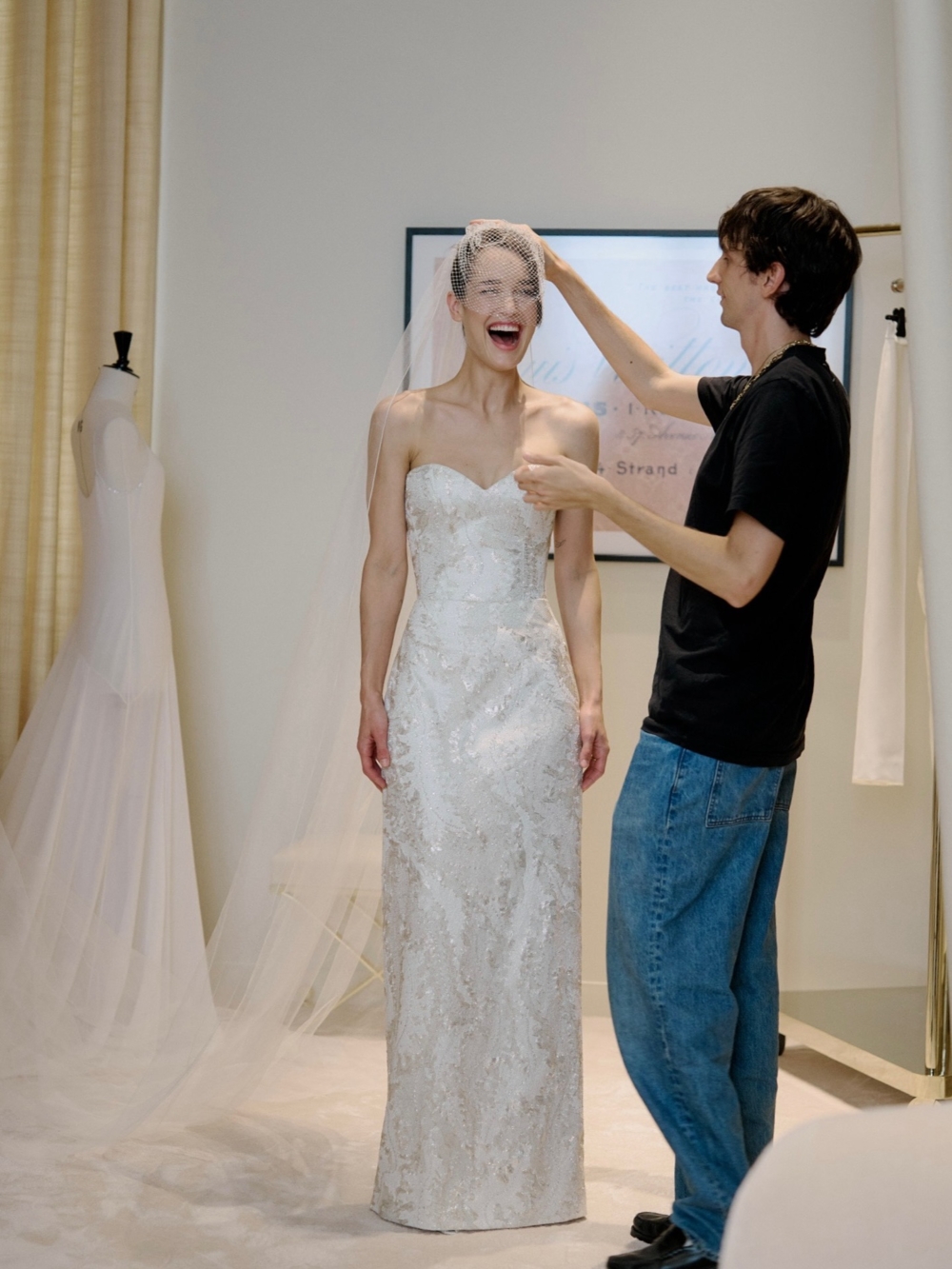 Kate 則身著白色刺繡束胸與飄逸裙襬，配上精緻的鳥籠面紗