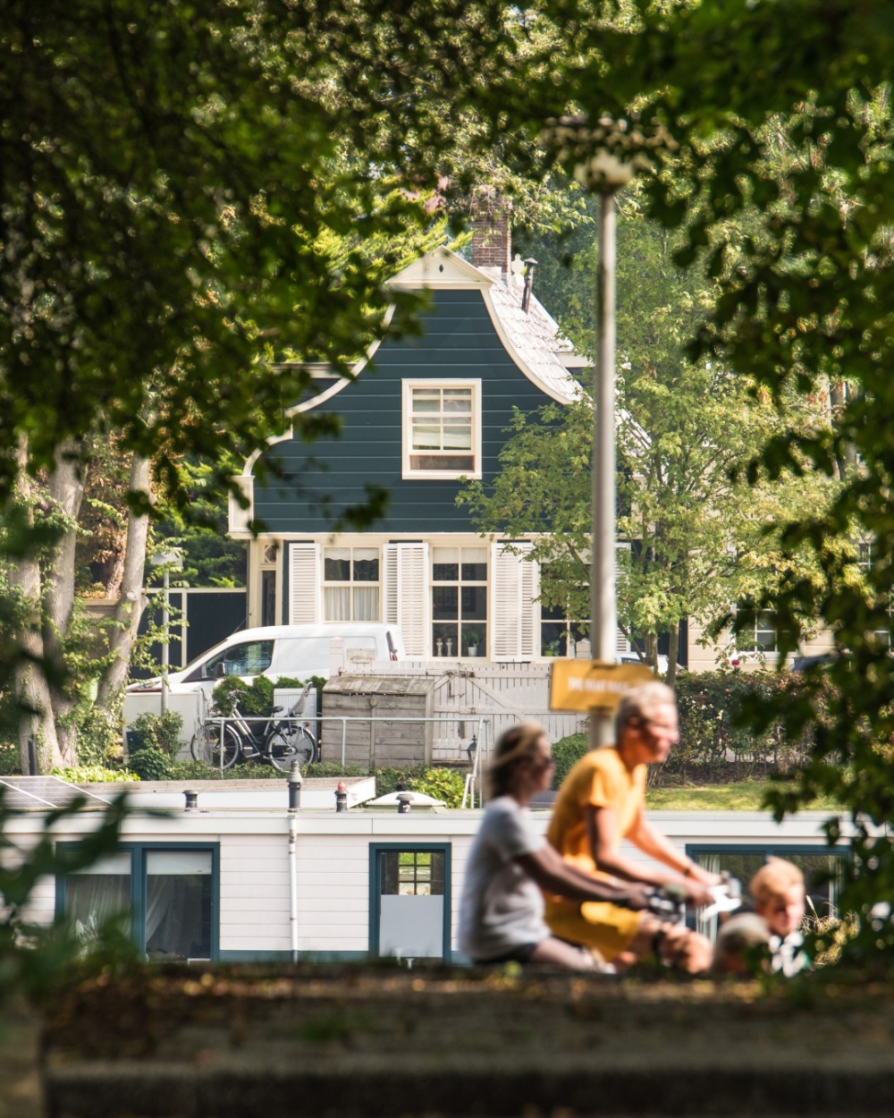 當父母想要壓縮工時陪伴孩子時，卻發現學校和醫院的服務時間無法配合，這種時間上的夾縫讓理想變得複雜