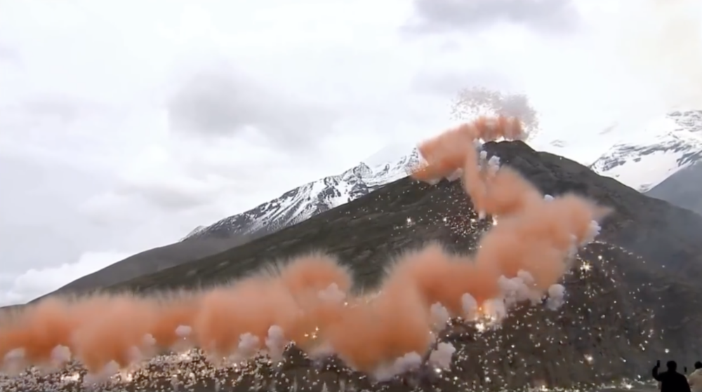 放在喜馬拉雅山脈，這種表演就像是一種對自然的消耗