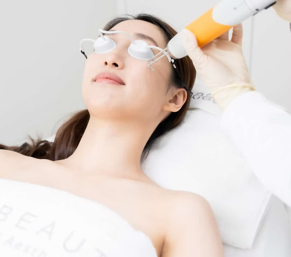 香港皮秒激光的價格差異極大，單次療程約在港幣1,500至5,000之間，主要受儀器品牌、治療範圍與發數、操作者專業度以及診所地段等四大因素影響，建議初次體驗者可先從諮詢或體驗價開始，評估自身狀況再決定。