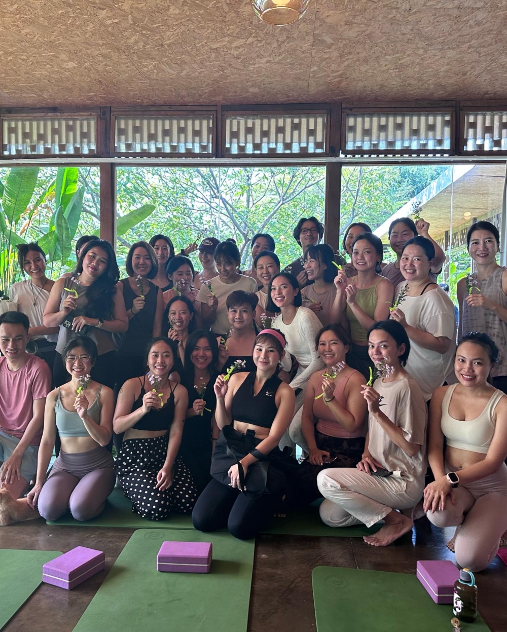 過去曾是舞台女王的李孝利，如今的她，更願意在瑜伽墊上尋找內心的平靜與力量