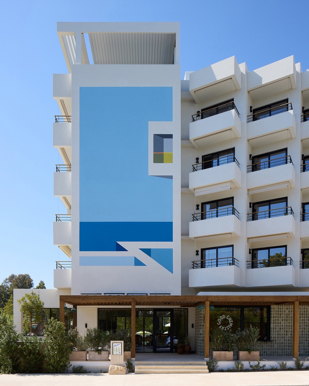 現在來到最關鍵的問題：當一個以「不按牌理出牌」著稱的品牌被大集團收購後，它還能保持原本的調性嗎