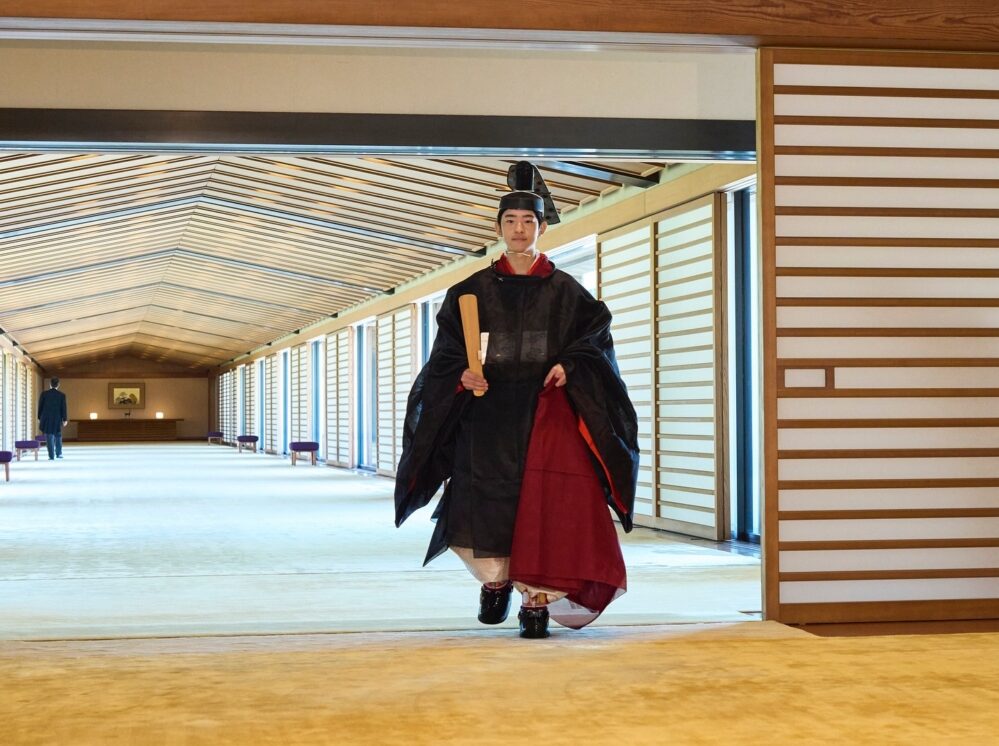 成年禮源自 1300 年前奈良時代的元服傳統，在明治時期曾被制度化為《皇室成年式令》，象徵皇族成年後方具備皇位繼承資格