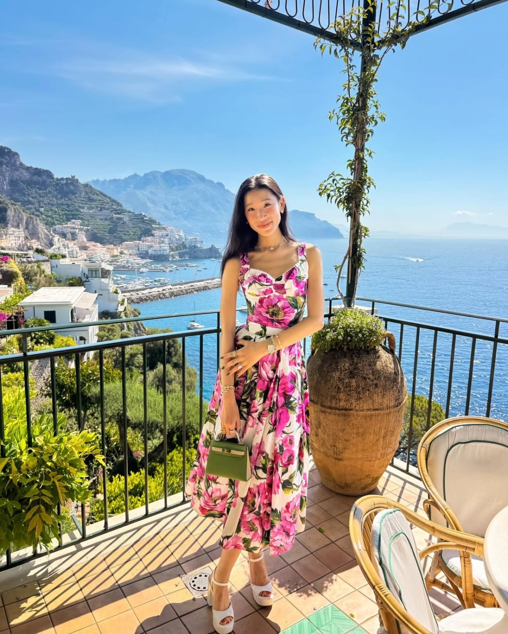 Becca出生於矽谷名門家庭,父母分別為科技與地產界的企業家。