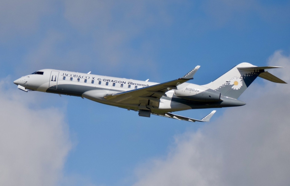 這架專機來頭不小,型號是龐巴迪 Global Express XRS,一台能長程飛行、載上13名乘客的豪華噴射機