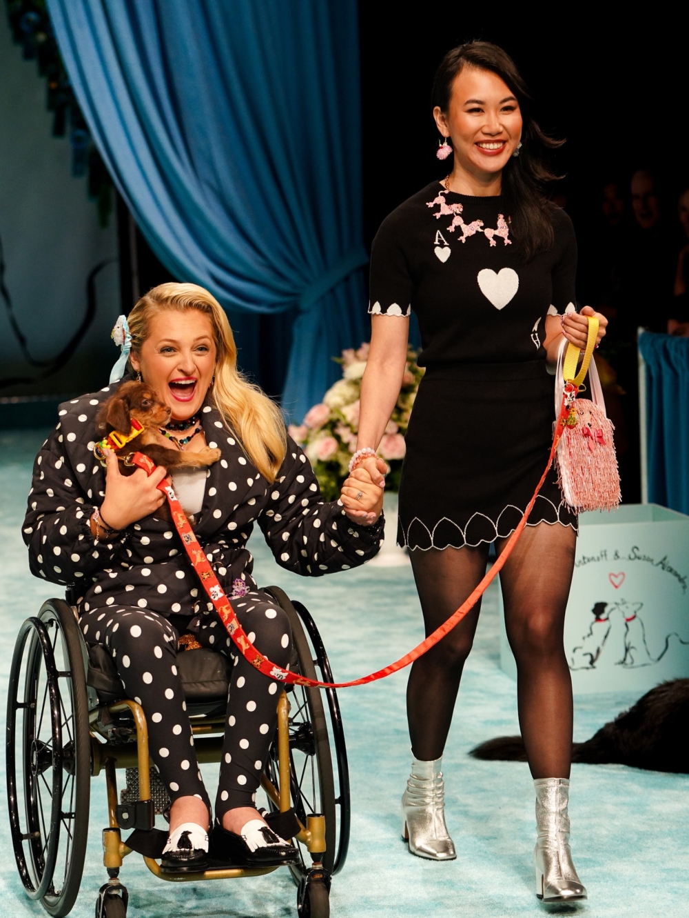 時裝設計師 Rachel Antonoff 與 Susan Alexandra 在紐約時裝周揭幕前夕做出的真實承諾。她們合辦的「Best in Show」小狗秀