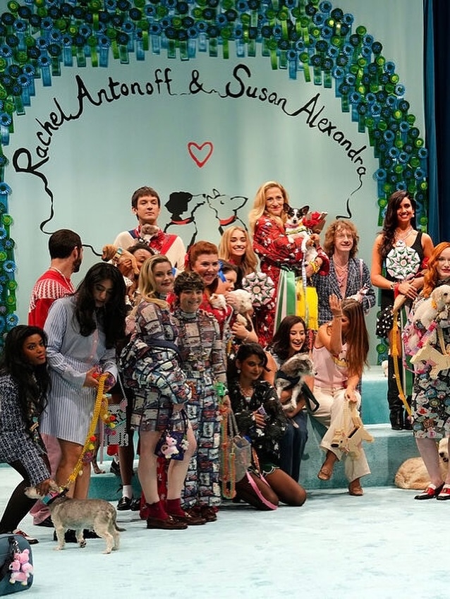 秀場不是在華麗的五星酒店，而是在布魯克林 DUMBO 區的聖安娜劇院（St. Ann’s Warehouse）