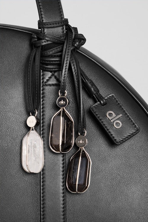 部分款式搭配「intention crystal（意念水晶）」作為吊飾或裝飾