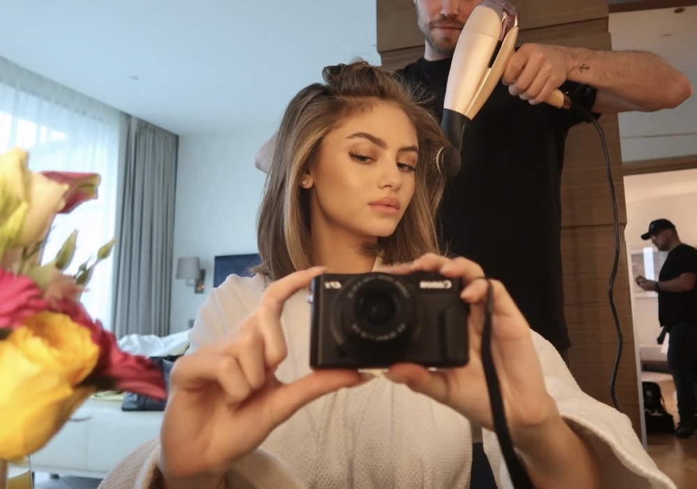 正走在自信與優雅的成長道路上。