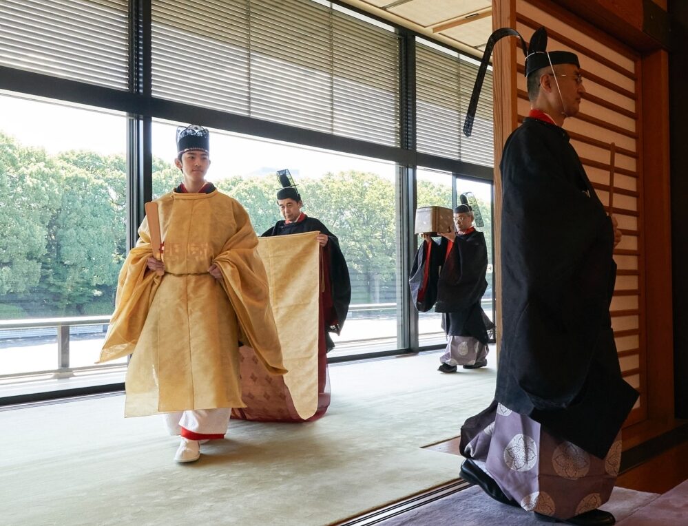 由於現行《皇室典範》僅允許男性血脈繼承皇位，自悠仁親王成年後，日本皇室內再無年幼的男性皇族