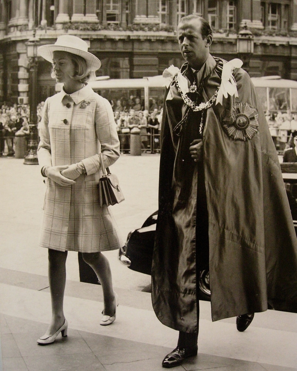 凱薩琳自小沉醉於音樂，學習鋼琴、小提琴甚至風琴，在學校還擔任音樂活動的主辦