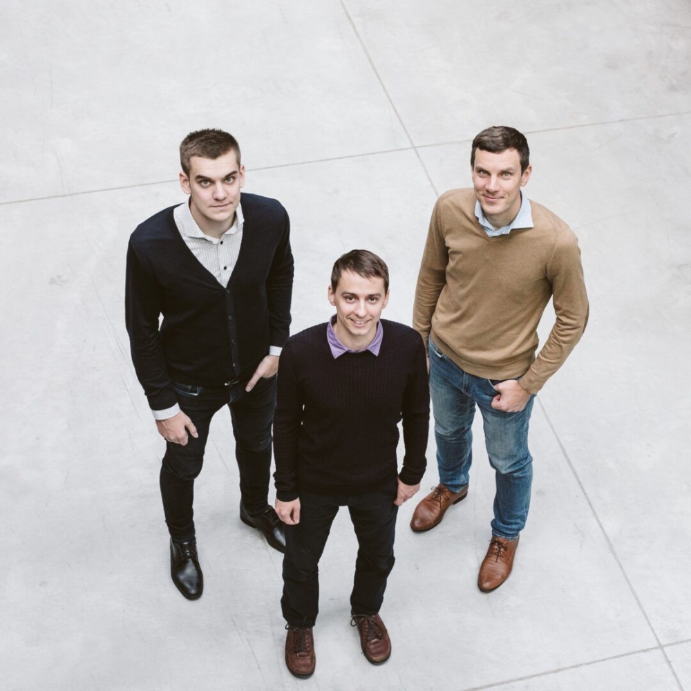 他用這筆基金請工程師開發叫車 APP 雛型，自己則親自上街一家家說服計程車司機加入