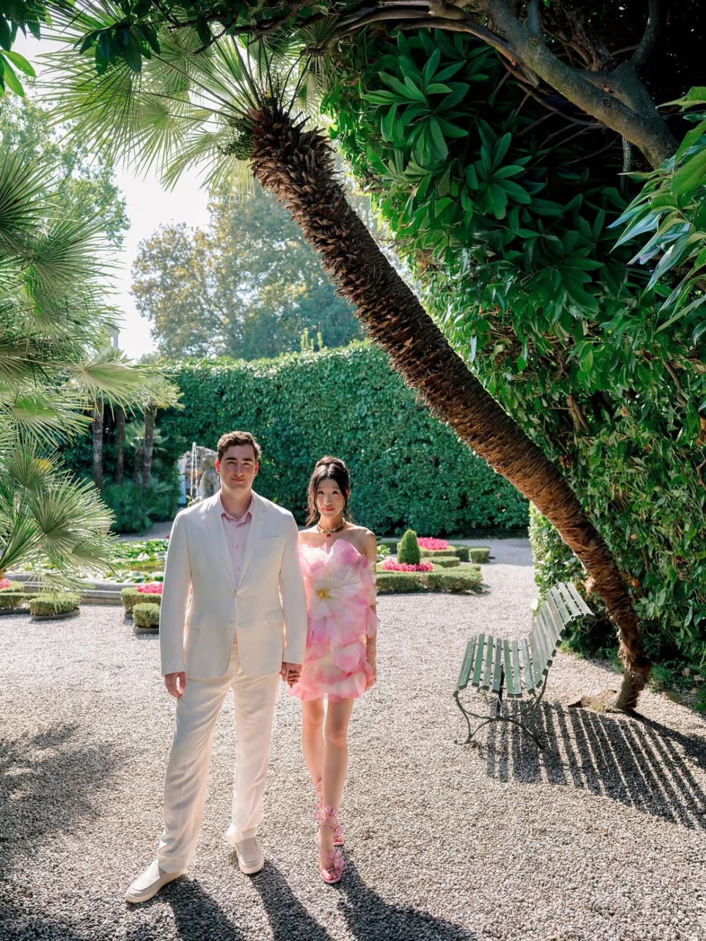 婚禮過程中,她與丈夫留下了浪漫的回憶。