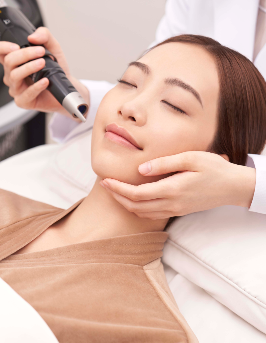 皮秒激光的原理是透過極短的脈衝產生光震波，將黑色素震碎成微小粉塵並由身體代謝，同時刺激膠原蛋白增生，達到去斑、改善膚質和縮短恢復期的效果。