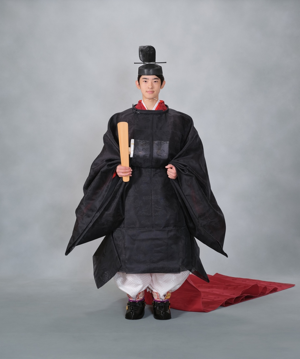 成年禮源自 1300 年前奈良時代的元服傳統，在明治時期曾被制度化為《皇室成年式令》，象徵皇族成年後方具備皇位繼承資格