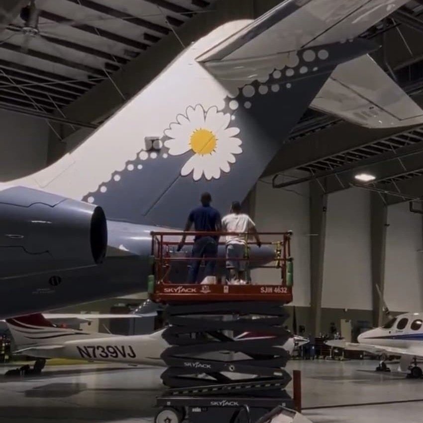 由 Jacob & Co. 特別為他訂製的私人專機