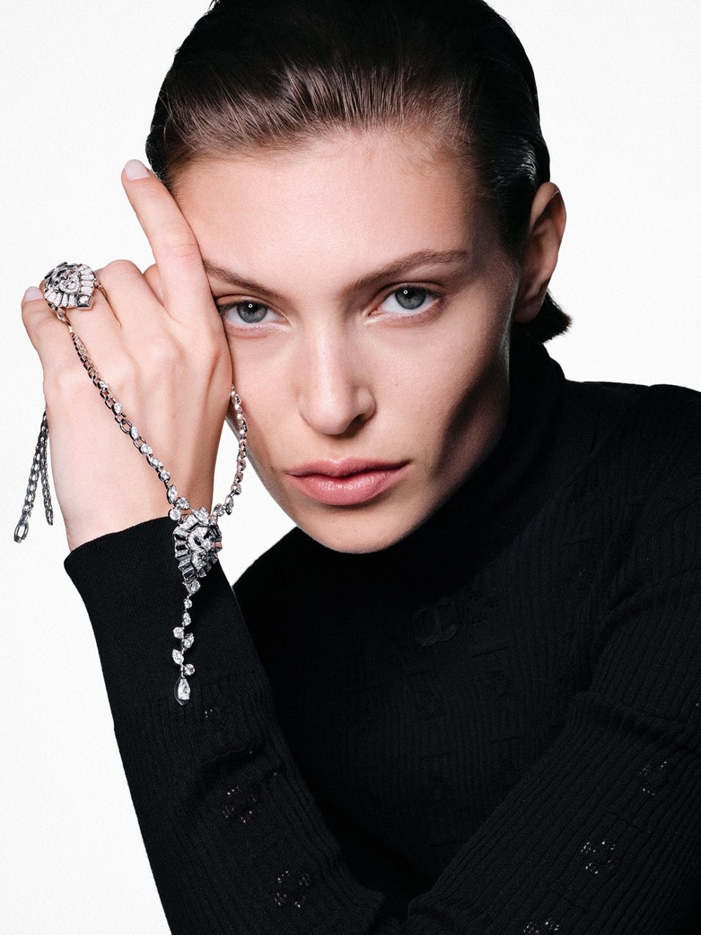 隨著新生代接班人陸續登場，CHANEL 的未來走向已成全球時尚圈矚目的焦點