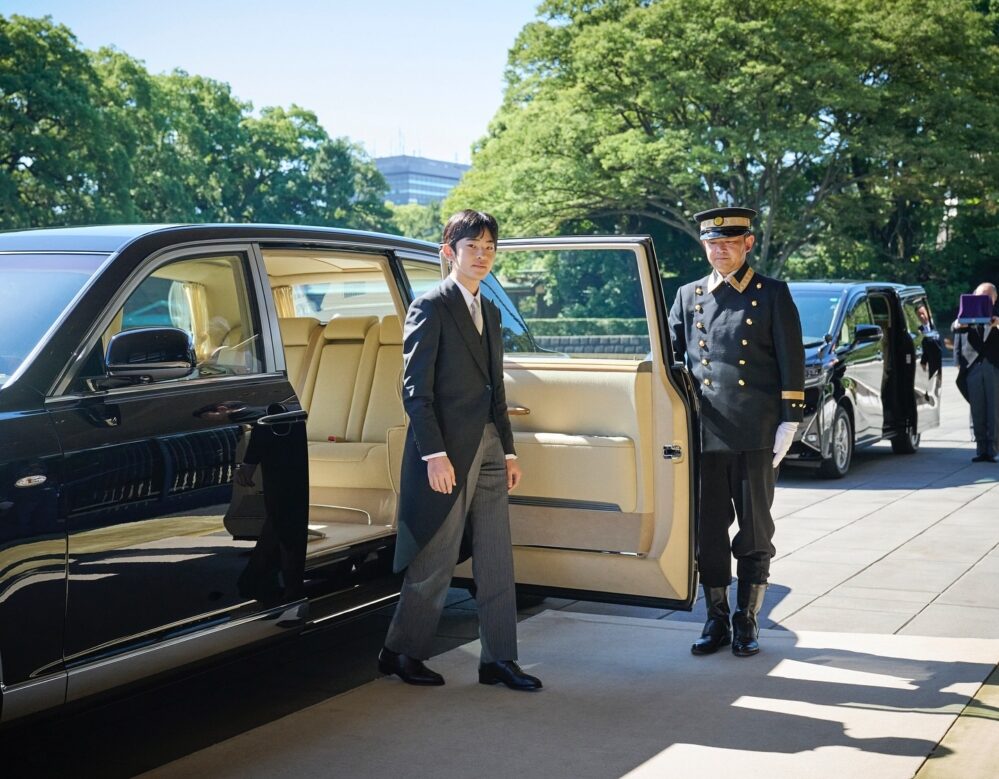 由於現行《皇室典範》僅允許男性血脈繼承皇位，自悠仁親王成年後，日本皇室內再無年幼的男性皇族