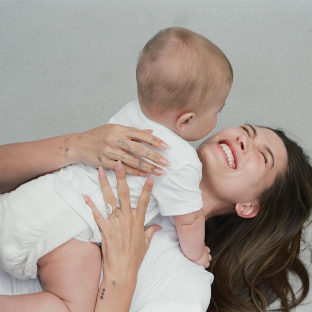 保持對嬰兒或小動物的關注，但不會被過度沉醉搞到失能