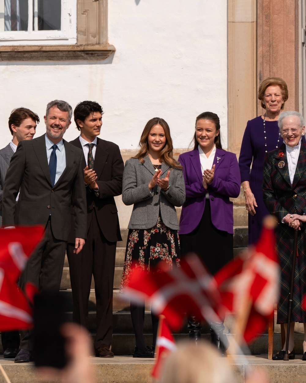 將約瑟芬的選擇放在整個家庭背景下觀察，對比顯得格外有趣