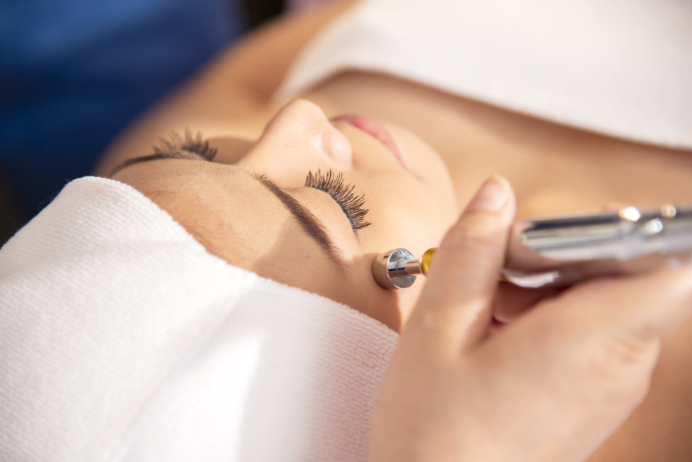 皮秒激光與傳統激光的最大差異在於作用原理，皮秒以極短的光震波將色素震碎，相較於傳統激光的光熱效應，能大幅減少對皮膚的熱傷害，因此副作用更少、恢復期更短，且能更全面地改善肌膚問題。