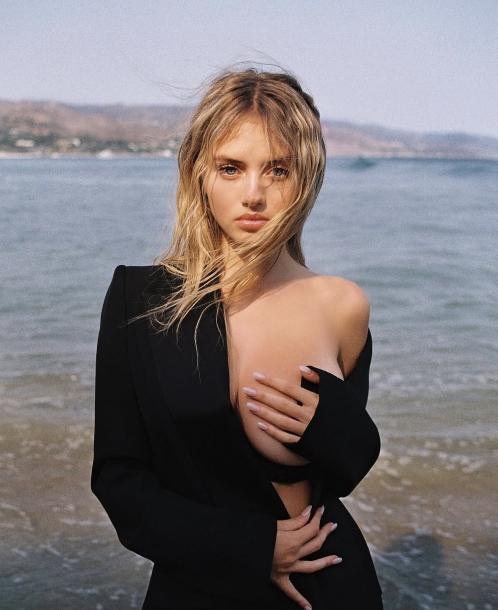 她正在紐約攻讀室內設計學位，兼顧學業與模特工作。