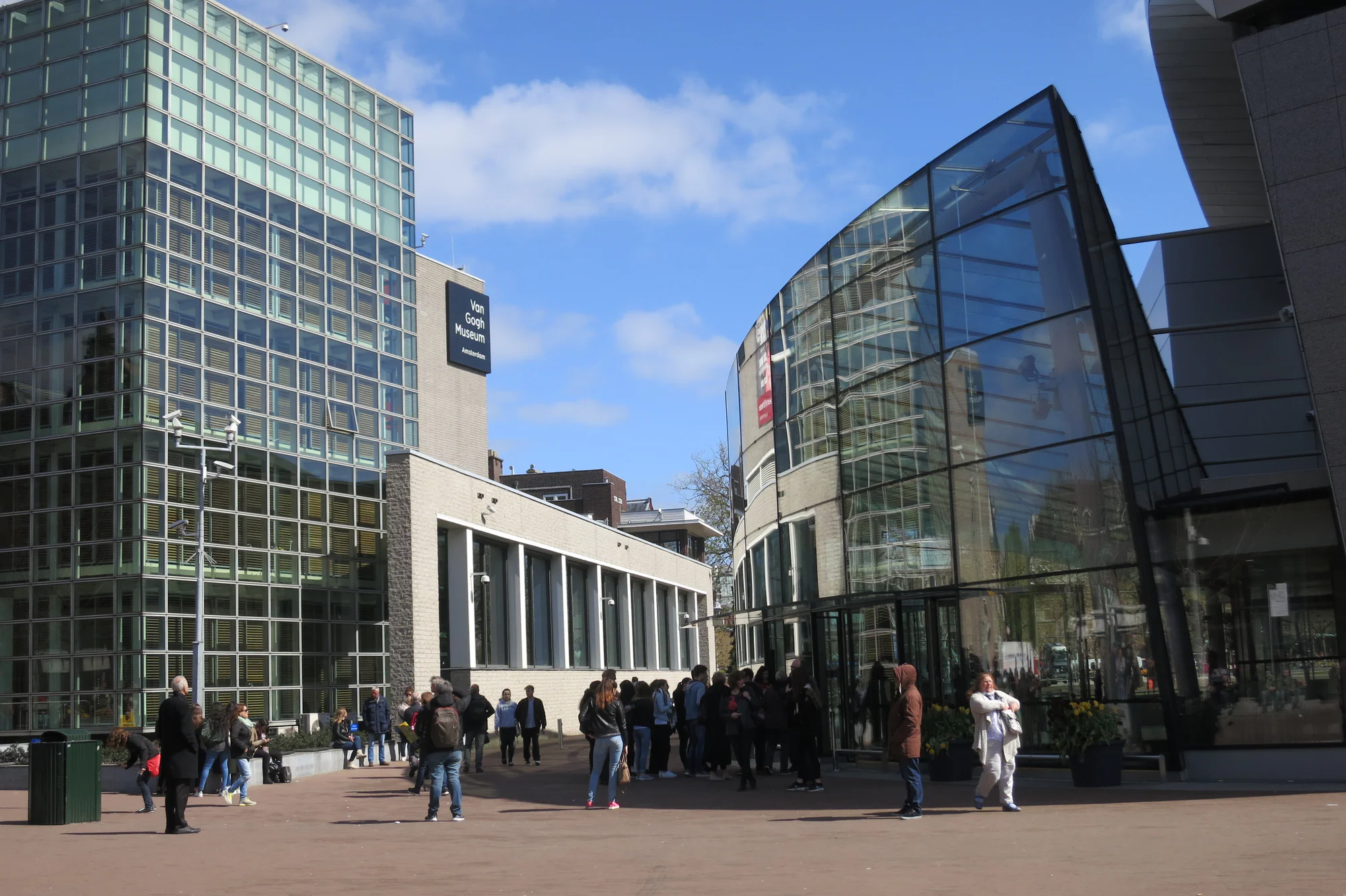 向日葵能否繼續在阿姆斯特丹燦爛綻放？答案握在決策者手中，也藏在每位關心文化者的心裡。