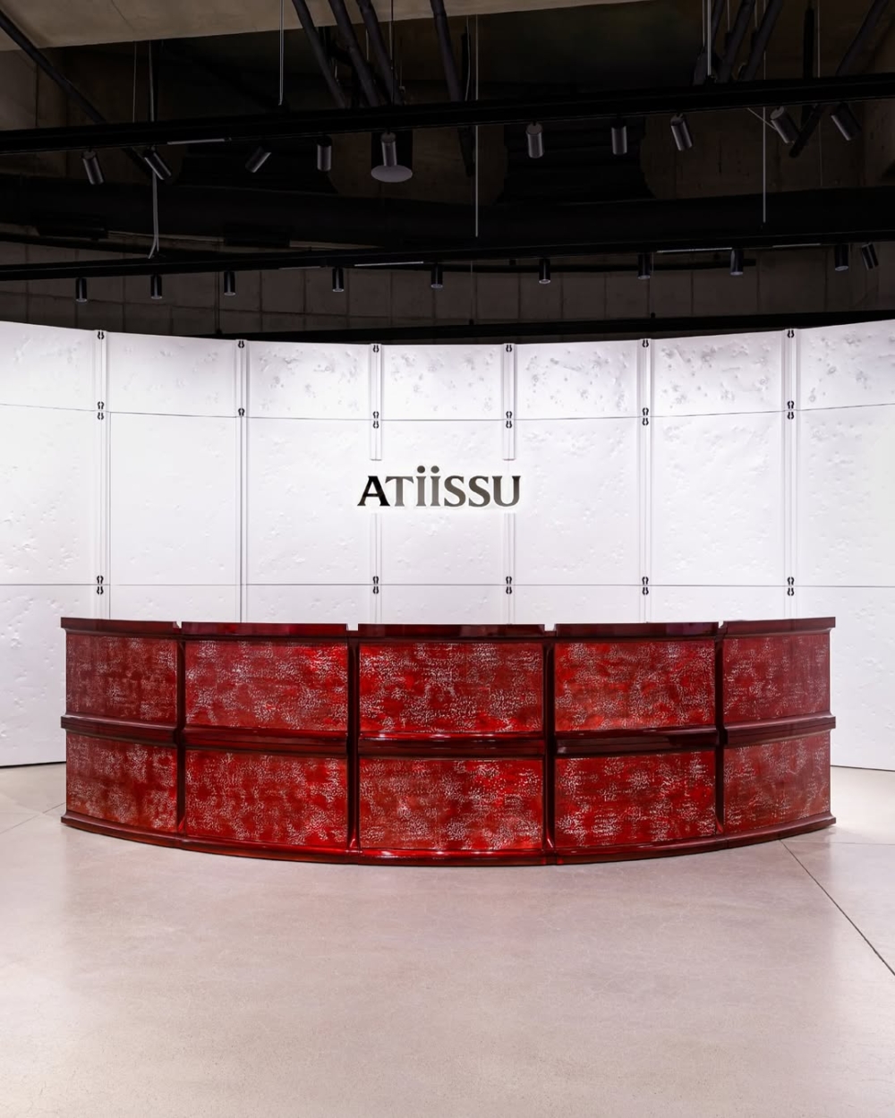 它的陳列方式延續Gentle Monster的戲劇化風格，每頂帽子不只是配件，而像是一個「角色設定」