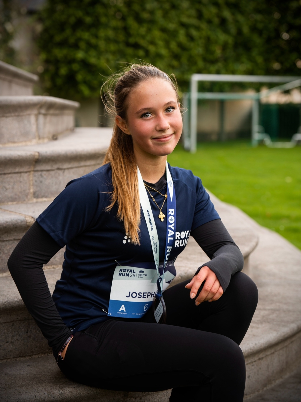 對於一個對表演藝術充滿熱情的公主來說，這種注重個人成長而非競爭壓力的環境，顯然比傳統學校更具吸引力