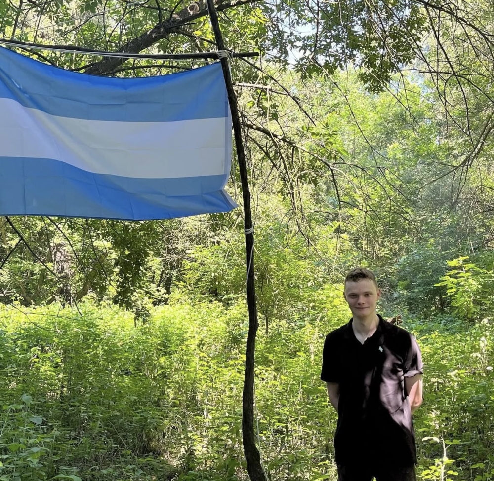 Daniel Jackson竟然真的成了一個自稱擁有國旗、憲法與內閣的自由共和國Free Republic of Verdis(維迪斯)。