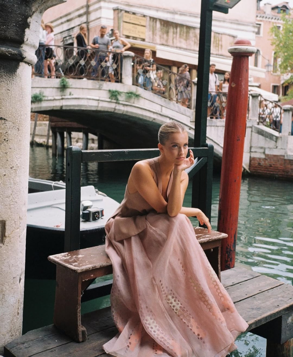 的風格融合了歐洲的優雅與Z世代的叛逆感。