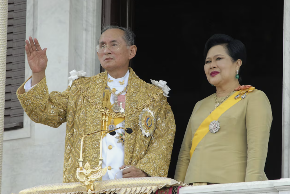 2016 年蒲美蓬國王駕崩後,詩麗吉被尊為王太后(The Queen Mother),公開活動逐漸減少