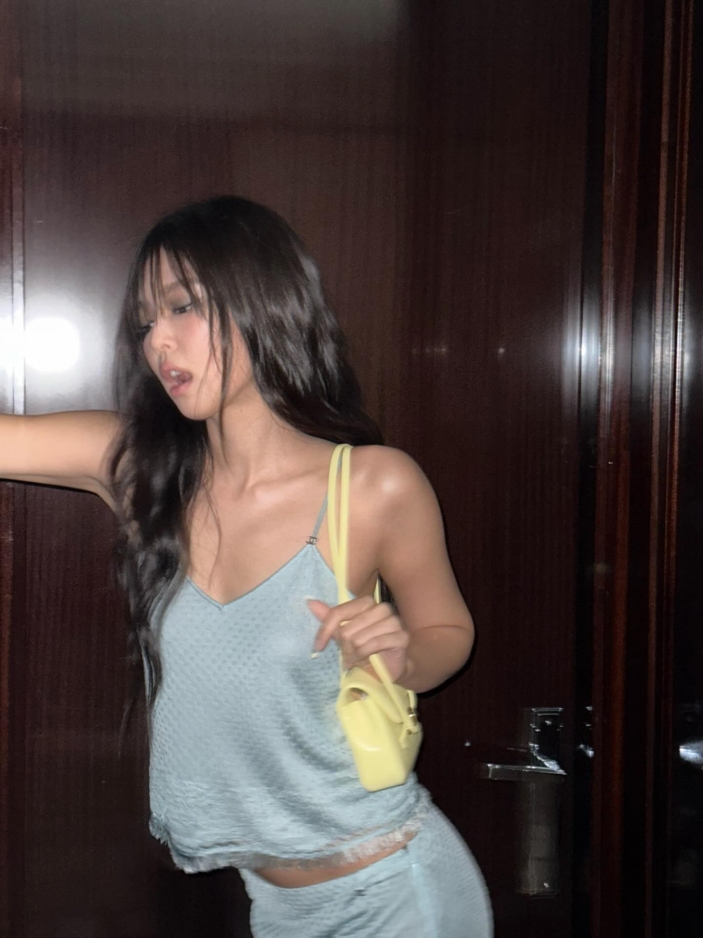 品牌大使 Jennie 看秀時所攜帶的檸檬黃肩背包