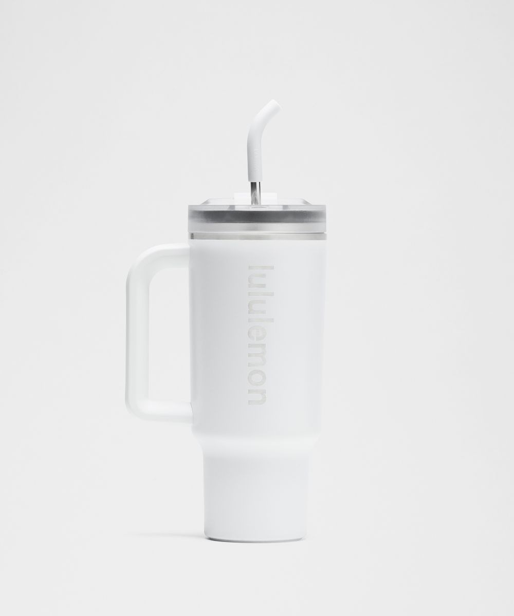 lululemon則把水杯融入健身文化，象徵平衡與專注，強調「健康是一種生活哲學」