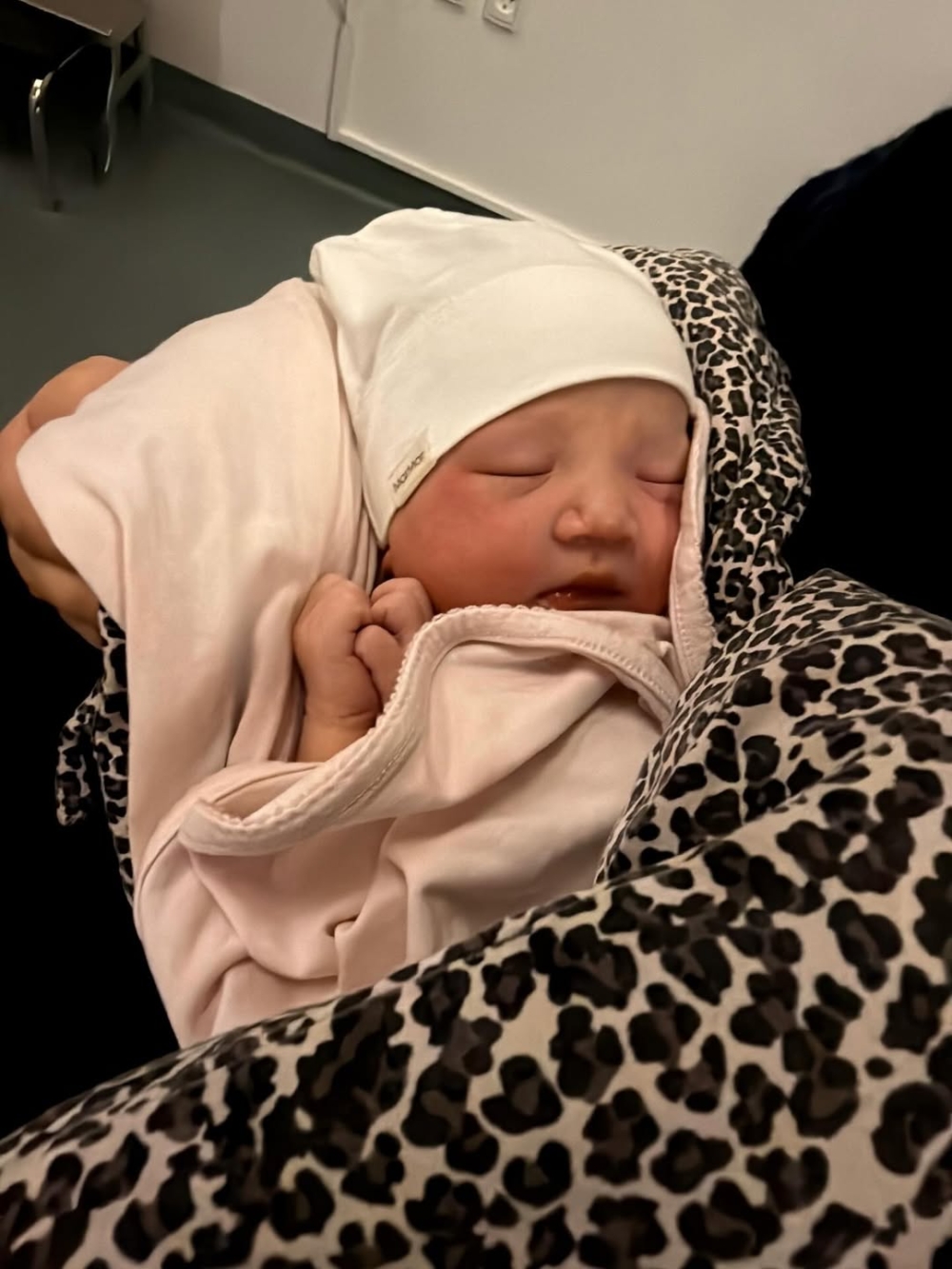 孩子出生僅一小時後，即被社福單位帶走。