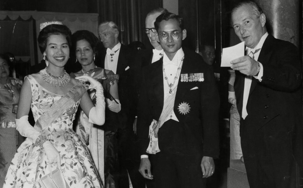 1940 年代末,在瑞士求學的蒲美蓬國王與詩麗吉相識
