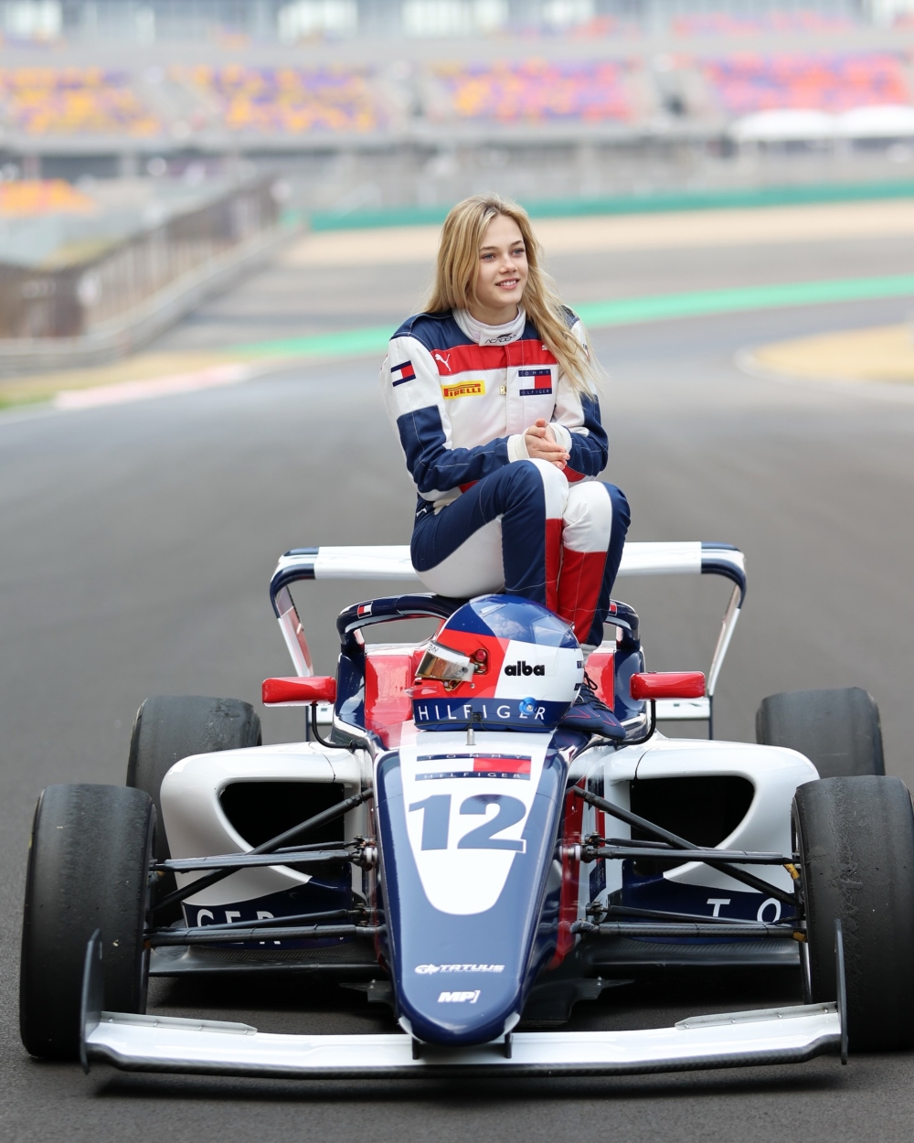 將 Alba 的形象從純粹的「運動員」拉升至兼具速度與風格的「時尚偶像」，極大地拓寬了她的影響力邊界。