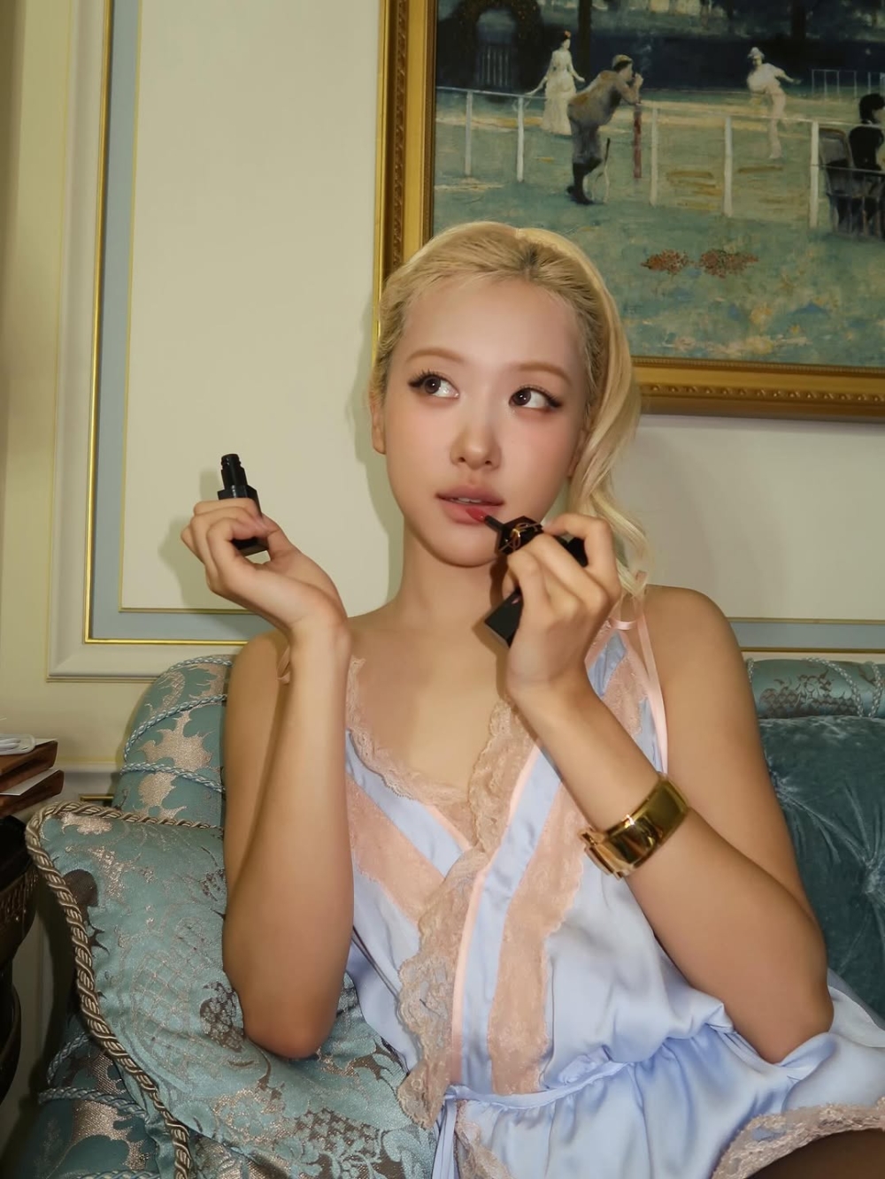 鼻樑區刻意糊化，面部使用膨脹感的胭脂與大面積提亮打造幼態感