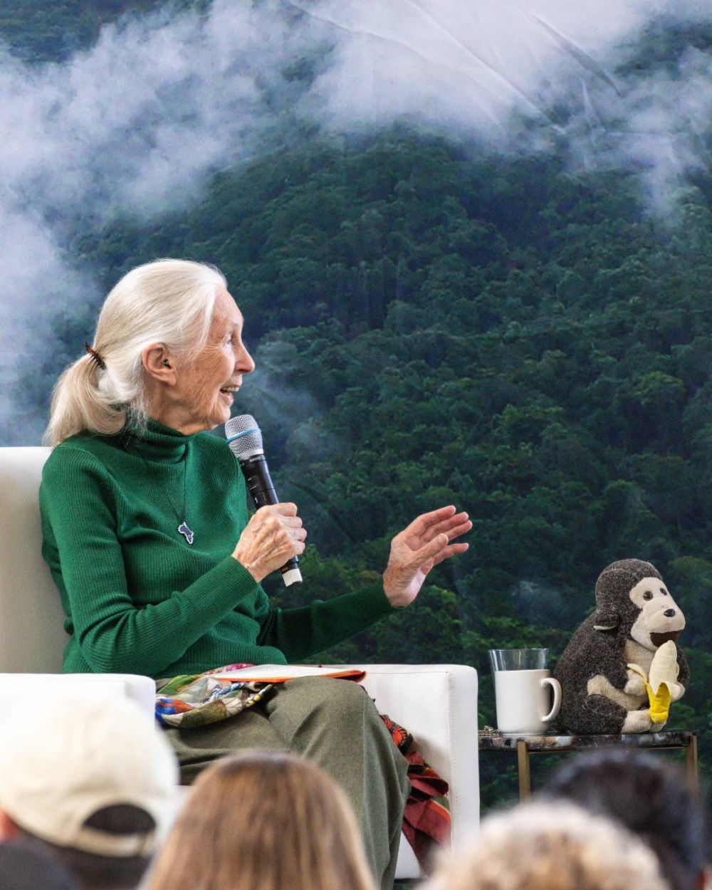 H先生陪伴她長達28年，曾與她一同周遊世界64個國家