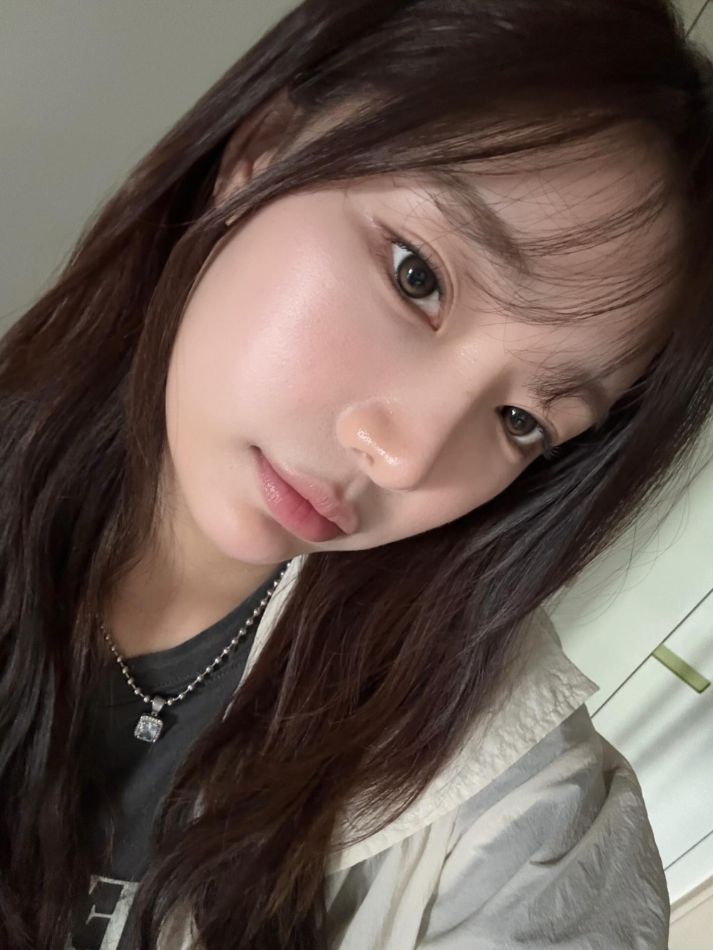 在臉部水分未完全蒸發、肌膚仍微濕潤時立即開始保養