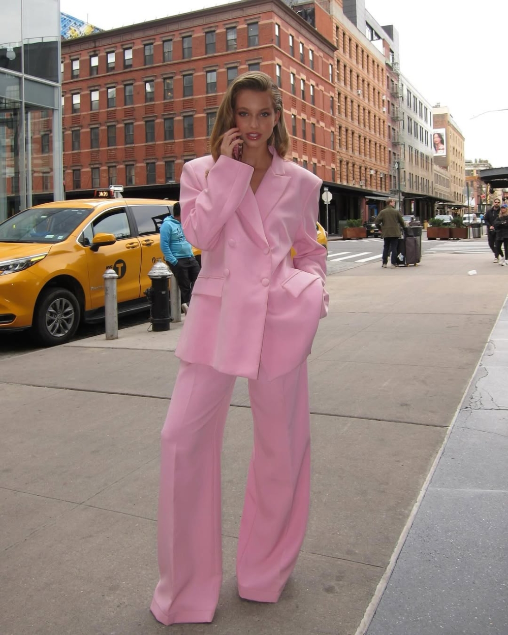 自小就展現對時尚與創意的獨特眼光。