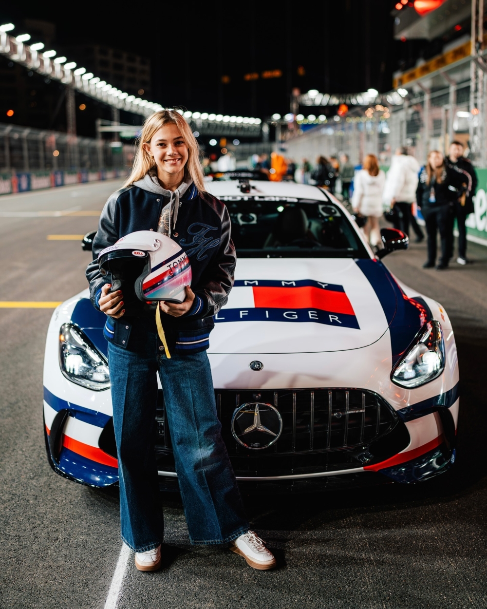 2025 年，經典時裝品牌 Tommy Hilfiger 宣布成為 Alba 的官方贊助商，讓這位 16 歲少女身披品牌經典的紅、白、藍三色戰袍征戰 F1 Academy 賽季，頭盔與座駕也印滿 Lego，展現速度與風格激情碰撞。