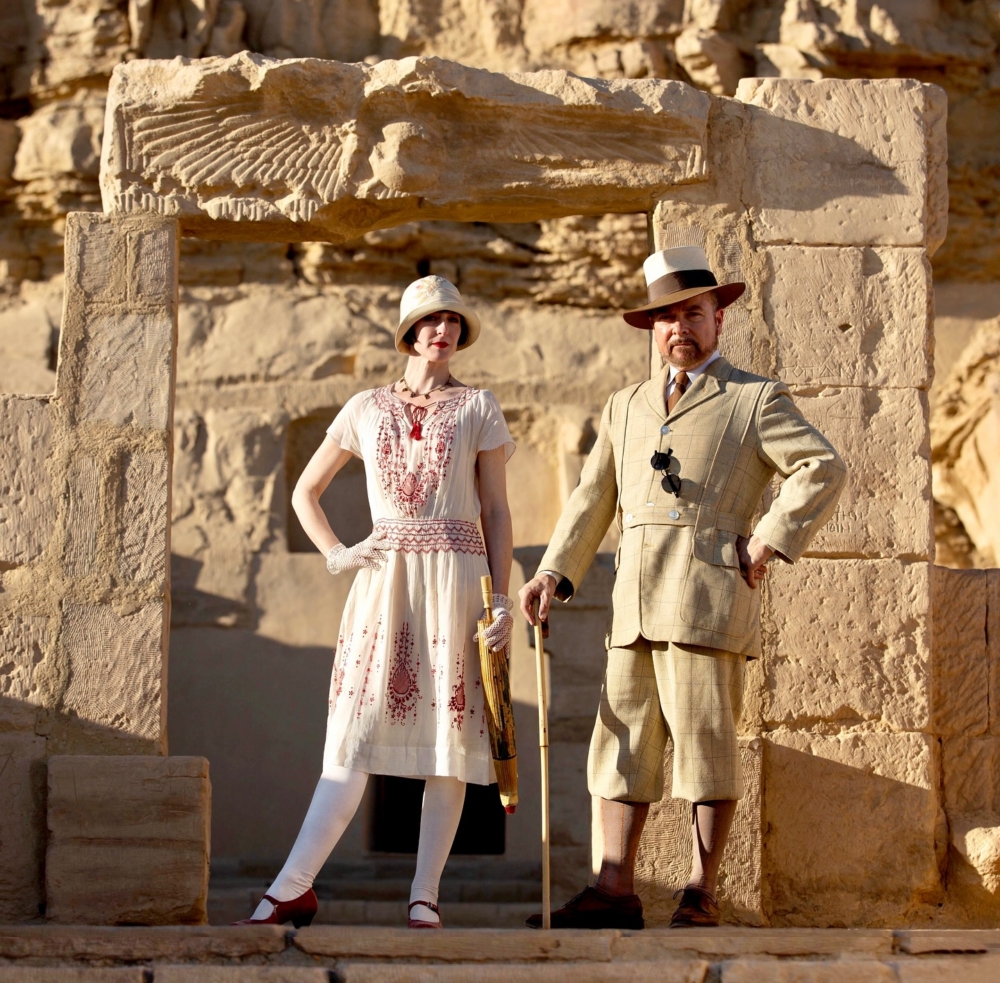 Colleen 的復古拍攝並非孤身一人,她的丈夫 John Darnell 同樣是埃及學家。這對考古夫妻檔不僅在研究上攜手合作