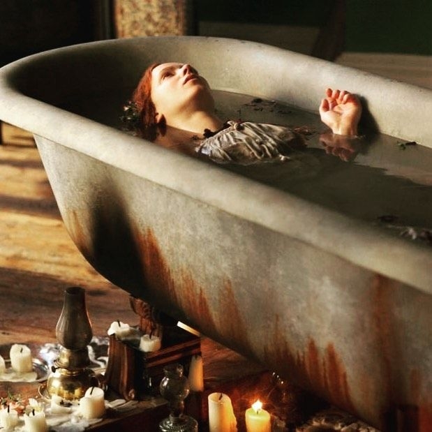Elizabeth Siddal 在寒冷的冬天穿著古裝長袍，每天泡在只靠幾盞油燈加熱的浴缸裡好幾個小時