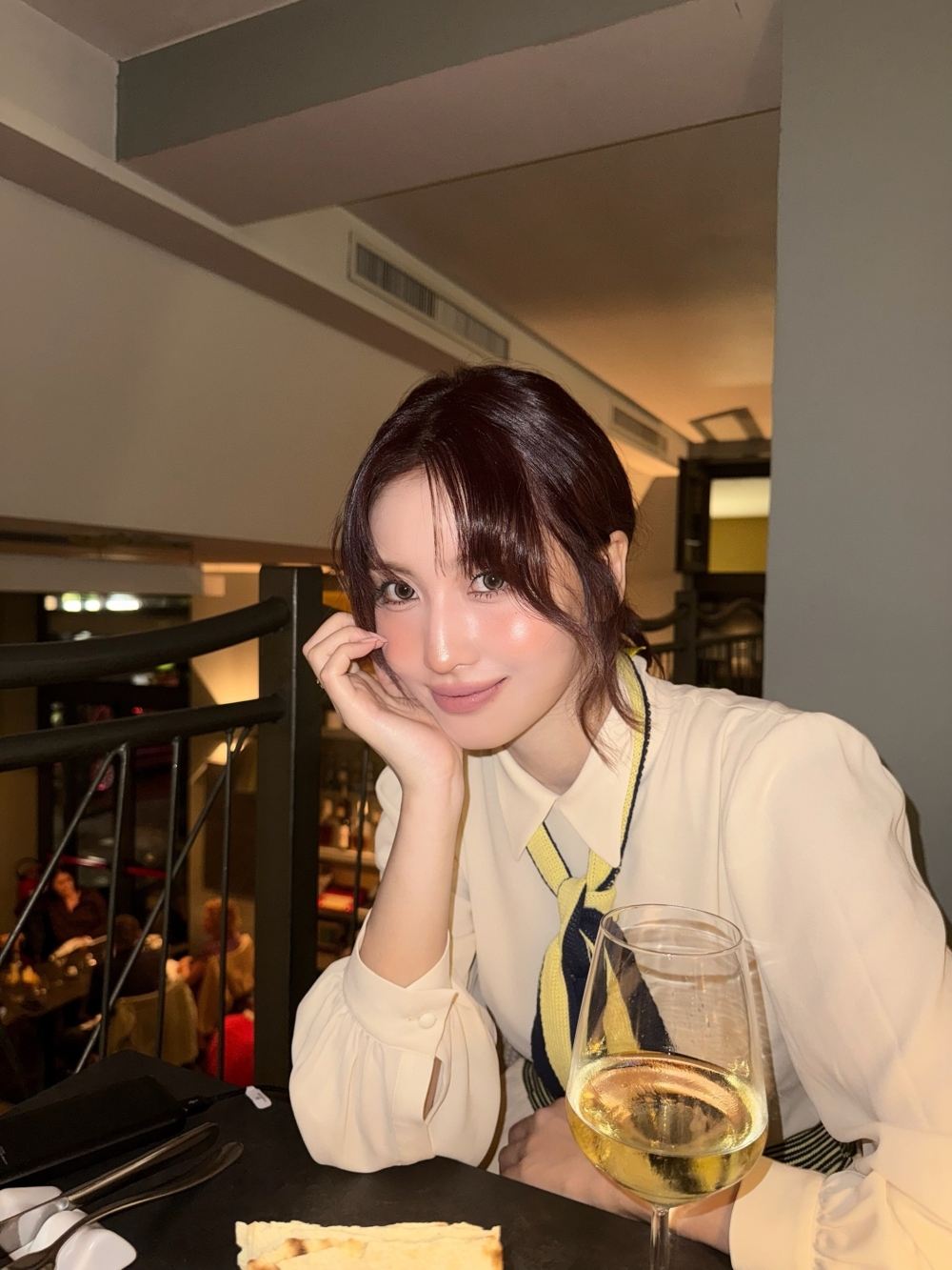 高光不再是全臉打亮,而是只點綴在顴骨、鼻樑與唇峰